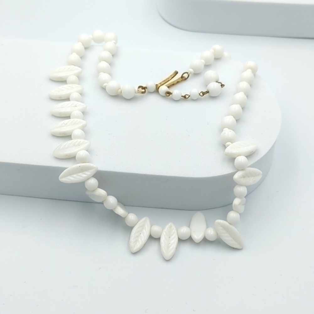 5/25$  Vintage white beaded leaf necklace